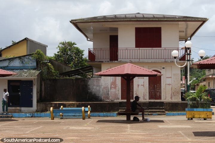 La plaza principal de Saint Georges en la Guayana Francesa. (720x480px). Las 3 Guayanas, Sudamerica.