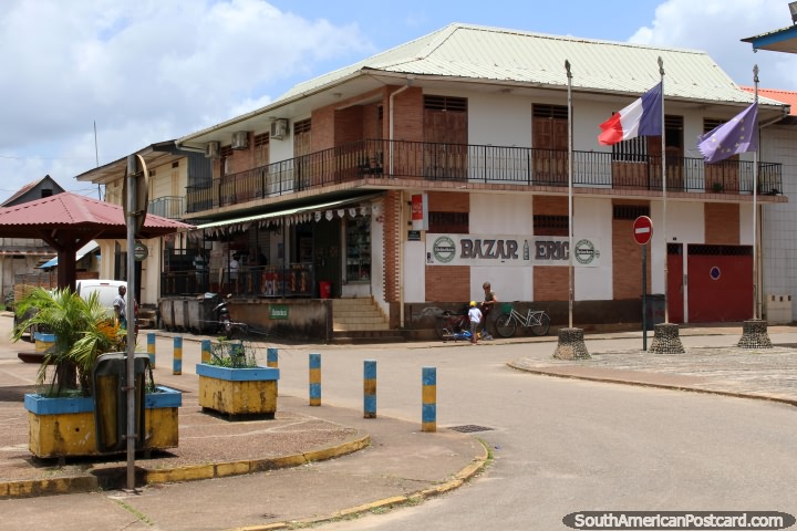 La tienda principal en Saint Georges lado de la plaza, en la Guayana Francesa. (720x480px). Las 3 Guayanas, Sudamerica.
