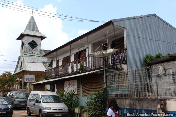 A igreja e um café de Internet no Santo Georges, Guiana Francesa. (720x480px). As 3 Guianas, América do Sul.