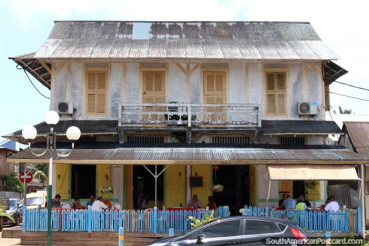 O hotel, barra e restaurante junto da praça pública no Santo Georges, Guiana Francesa. (720x480px). As 3 Guianas, América do Sul.