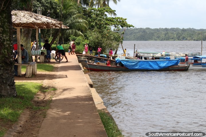 Os barcos chegam e partem da terra a margem de água no Santo Georges Guiana Francesa ao Brasil Oiapoque. (720x480px). As 3 Guianas, América do Sul.