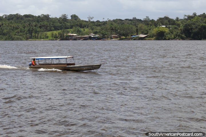 A visão do Rio Oyapock do Santo Georges Guiana Francesa, o lado distante é o Brasil. (720x480px). As 3 Guianas, América do Sul.