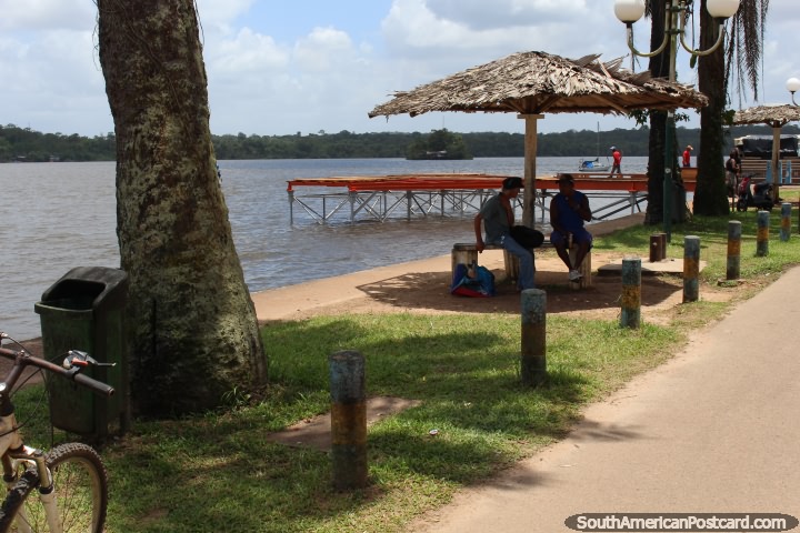 Visão bonita da terra a margem de água e o Rio Oyapock no Santo Georges, Guiana Francesa. (720x480px). As 3 Guianas, América do Sul.