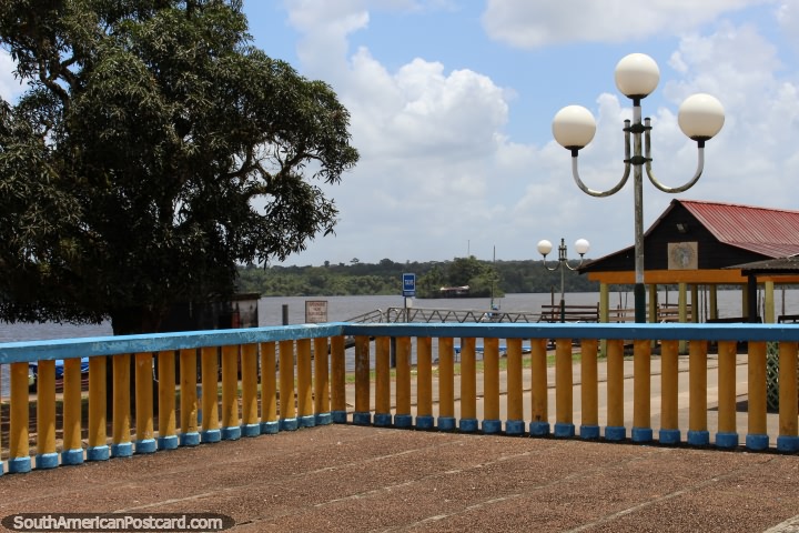 Vista desde la esquina de la plaza y de la calle luces en Saint Georges, en la Guayana Francesa. (720x480px). Las 3 Guayanas, Sudamerica.