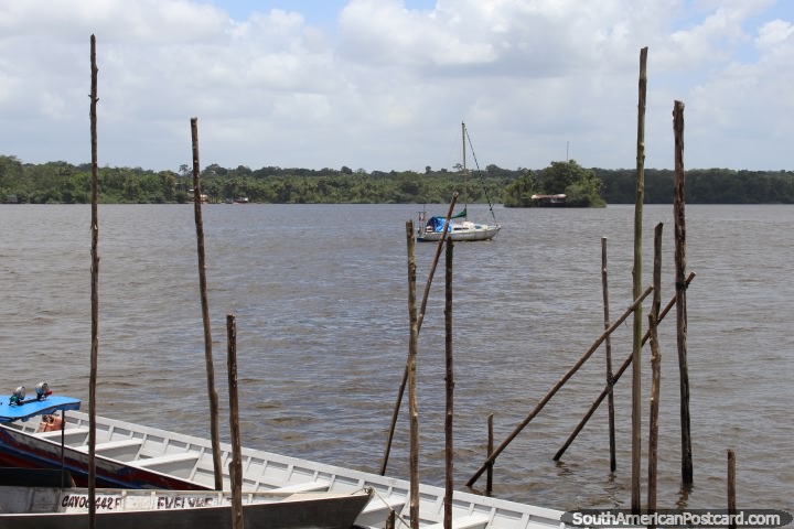 Una isla en la distancia con una casa en el río Oyapock en Saint Georges, en la Guayana Francesa. (720x480px). Las 3 Guayanas, Sudamerica.
