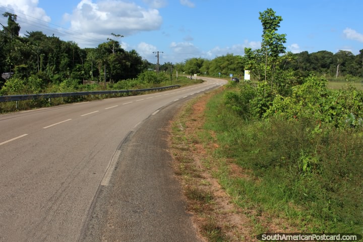 Gostando do passeio na zona rural limpa entre o Santo Georges e Cayenne, Guiana Francesa. (720x480px). As 3 Guianas, América do Sul.