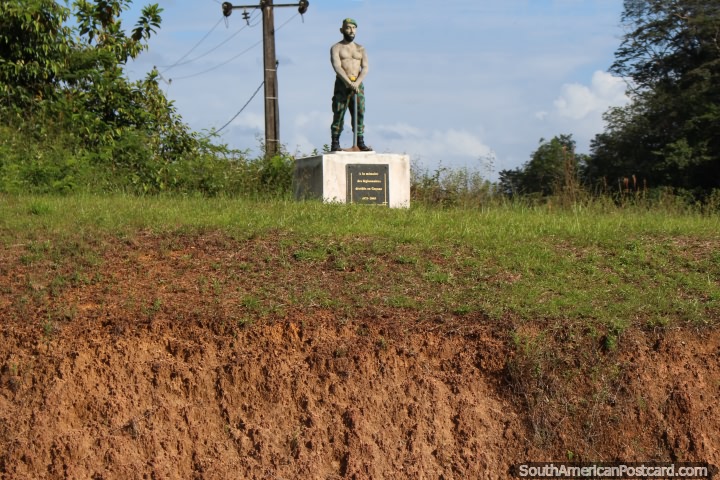 Monumento de um homem com uma picareta em Regina entre o Santo Georges e Cayenne em Guiana Francesa. (720x480px). As 3 Guianas, América do Sul.