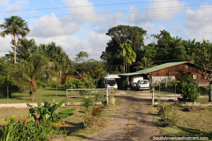 Bonita casa y la propiedad con un montón de árboles fuera Cayenne en la Guayana Francesa. (720x480px). Las 3 Guayanas, Sudamerica.