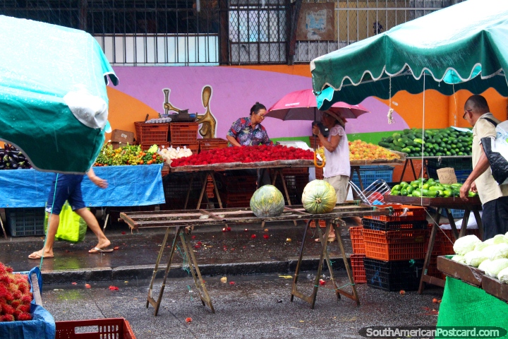 Muitos frescos produzem pronto para comprar em Cayenne mercados centrais em Guiana Francesa. (720x480px). As 3 Guianas, América do Sul.