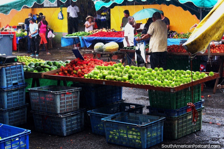 A chuva chega a Cayenne mercado central em Guiana Francesa. (720x480px). As 3 Guianas, América do Sul.
