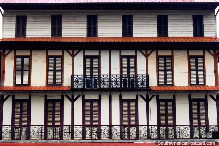 Alguns edifïcios em Cayenne são muito simétricos, balcões de ferro e janelas, Guiana Francesa. (720x480px). As 3 Guianas, América do Sul.