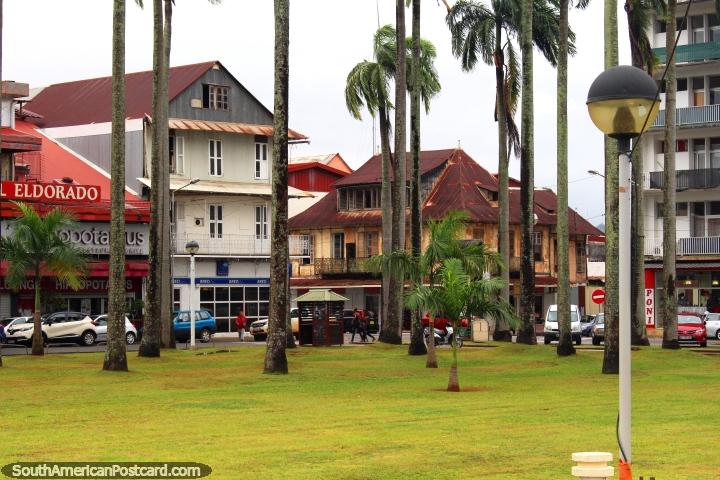 Palmas e edifïcios em uma esquina do Place des Palmistes em Cayenne, Guiana Francesa. (720x480px). As 3 Guianas, América do Sul.