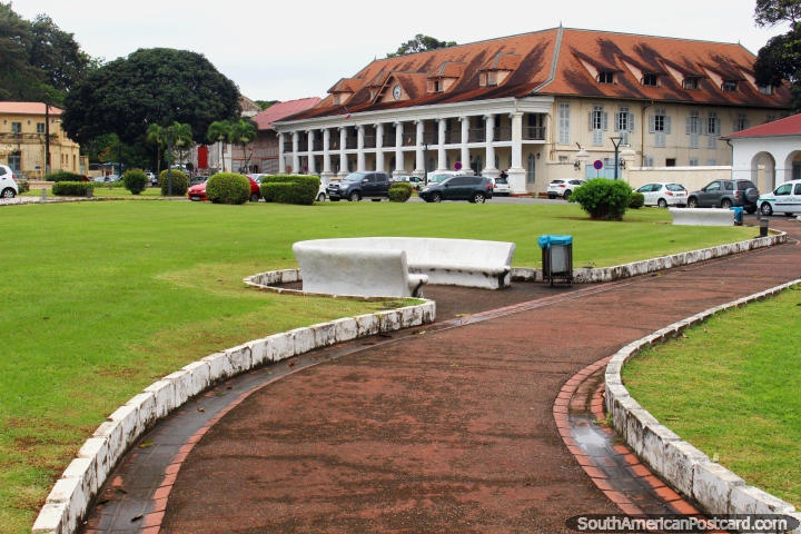 Os gramados e os caminhos são atraentes em volta do edifïcio de Residência oficial dos administradores em Cayenne, Guiana Francesa. (720x480px). As 3 Guianas, América do Sul.