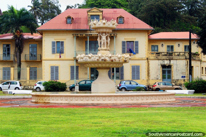 Fonte e edifïcios históricos junto da Residência oficial dos administradores em Cayenne, Guiana Francesa. (720x480px). As 3 Guianas, América do Sul.