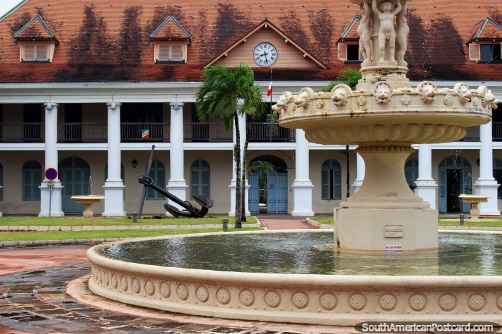 Relógio, âncora, fonte, colunas, telhado coberto com telhas vermelho, a Residência oficial dos administradores em Cayenne em Guiana Francesa. (720x480px). As 3 Guianas, América do Sul.