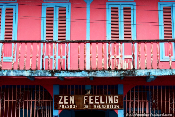 Sensao de zen, uma massagem de relaxamento em um edifcio rosa em Cayenne em Guiana Francesa. (720x480px). As 3 Guianas, Amrica do Sul.