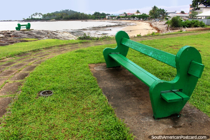Asientos de banco verdes para ir con el entorno verde, playa en la distancia, Cayenne, Guayana Francesa. (720x480px). Las 3 Guayanas, Sudamerica.