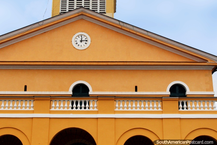 A fachada dianteira da catedral com relógio, cor de mostarda, Cayenne, Guiana Francesa. (720x480px). As 3 Guianas, América do Sul.