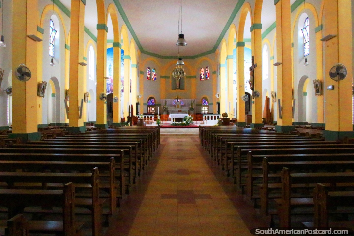 O interior da catedral de Cayenne - o Santo de Catedrale Sauveur, Guiana Francesa. (720x480px). As 3 Guianas, América do Sul.