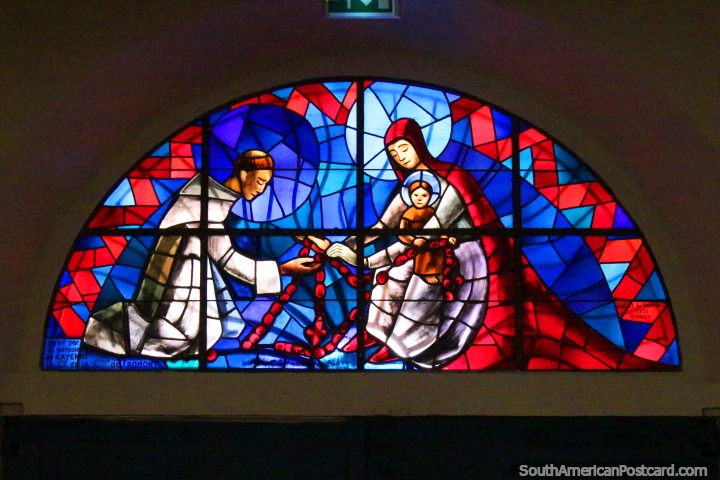 Janela de vidro manchada vermelha e azul, homem, mulher e criança, na catedral em Cayenne, Guiana Francesa. (720x480px). As 3 Guianas, América do Sul.