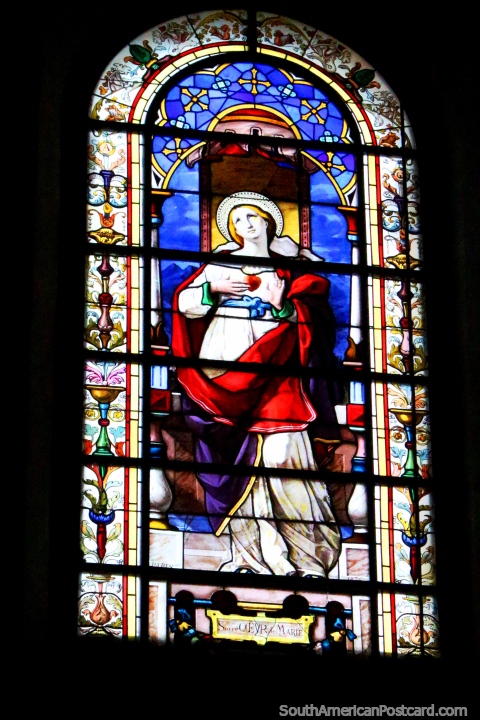 Janela de vidro manchada de uma mulher na catedral em Cayenne, Guiana Francesa. (480x720px). As 3 Guianas, América do Sul.
