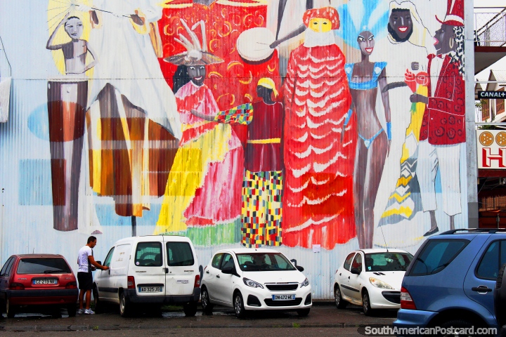 Pessoas em traje em um partido, mural em um estacionamento em Cayenne, Guiana Francesa. (720x480px). As 3 Guianas, América do Sul.