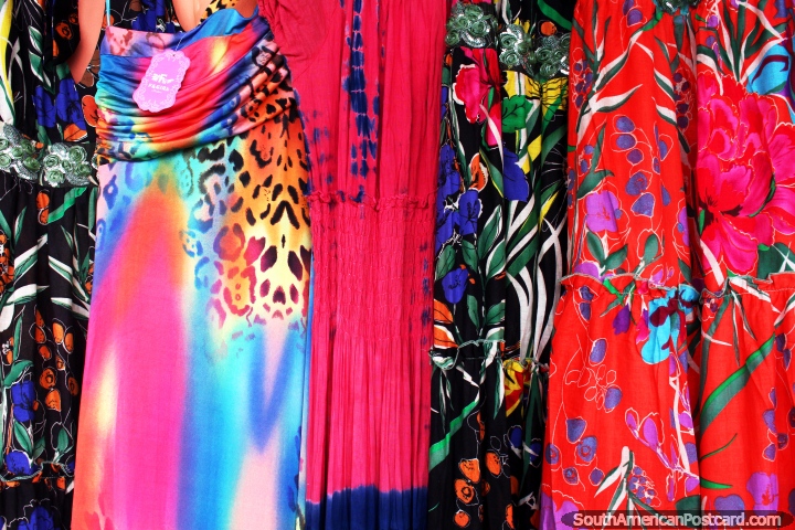 Vestidos coloridos como usado pelas mulheres de Cayenne em Guiana Francesa. (720x480px). As 3 Guianas, América do Sul.