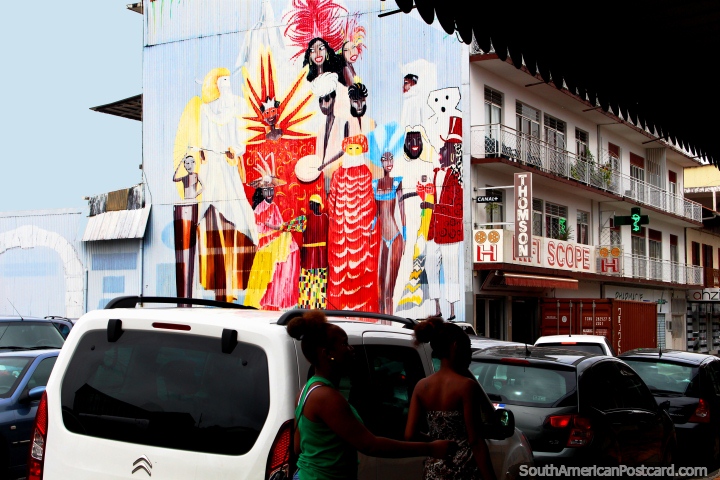 Um mural enorme e proeminente de pessoas em traje no centro de Cayenne, Guiana Francesa. (720x480px). As 3 Guianas, América do Sul.