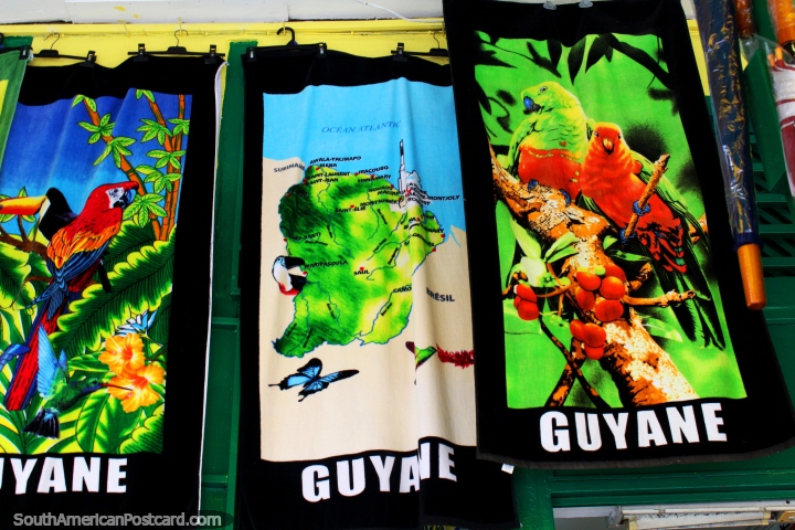 Toallas de colores que ofrecen los loros, guacamayos, un tucán y un mapa de la Guayana Francesa, Cayenne. (720x480px). Las 3 Guayanas, Sudamerica.