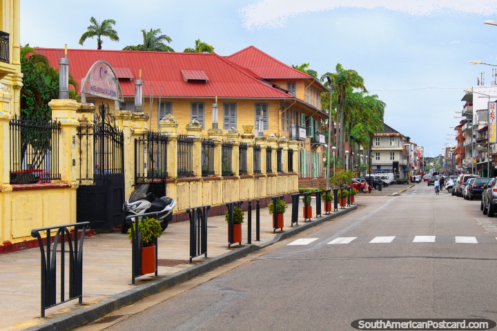 A rua principal em Cayenne que olha da prefeitura abaixo a rua, Guiana Francesa. (720x480px). As 3 Guianas, América do Sul.
