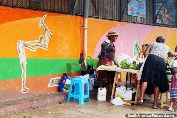 Una figura con una piqueta pintado en una pared en el mercado central en Cayenne, Guayana Francesa. (720x480px). Las 3 Guayanas, Sudamerica.
