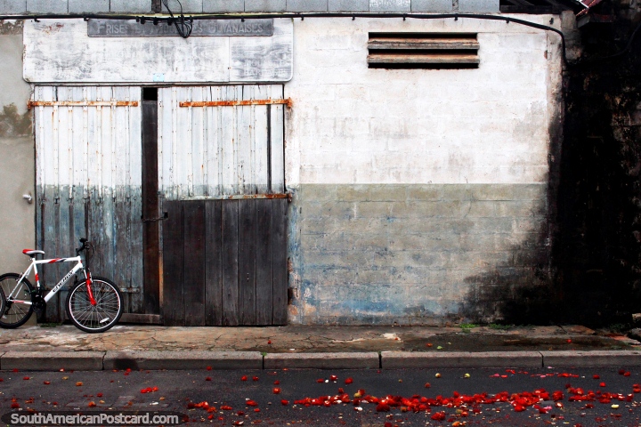 Rambután rojo en una calle gris después de un día de mercado en Cayenne, en la Guayana Francesa. (720x480px). Las 3 Guayanas, Sudamerica.