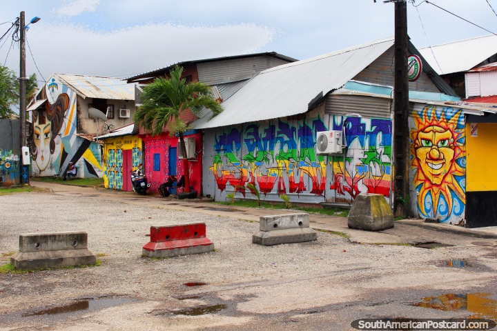 Quadros murais e casas coloridas em Village Chinois, uma vizinhança em Cayenne, Guiana Francesa. (720x480px). As 3 Guianas, América do Sul.