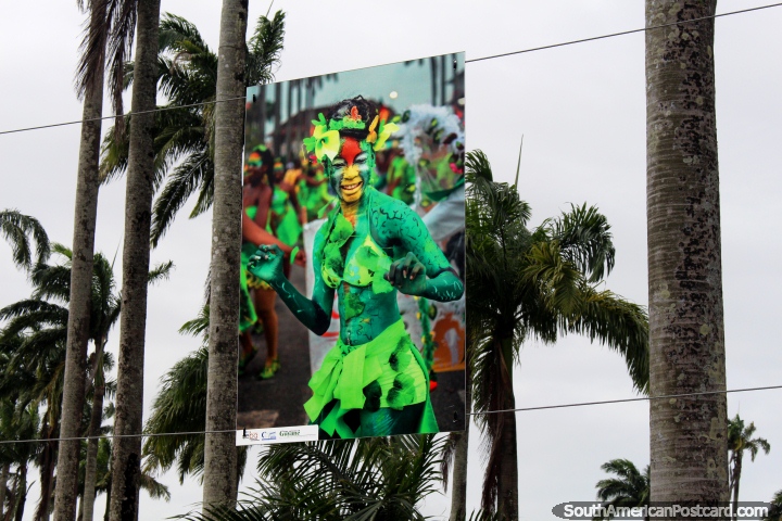 Foto do carnaval em Cayenne em Place des Palmistes, mulher em traje verde e pintura, Guiana Francesa. (720x480px). As 3 Guianas, América do Sul.