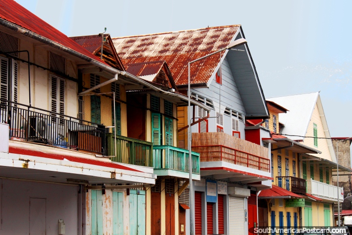 As velhas casas de madeira e os edifïcios têm muito personagem, Cayenne, Guiana Francesa. (720x480px). As 3 Guianas, América do Sul.