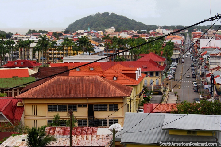 Visão de Cayenne e a rua principal do forte na colina, Guiana Francesa. (720x480px). As 3 Guianas, América do Sul.