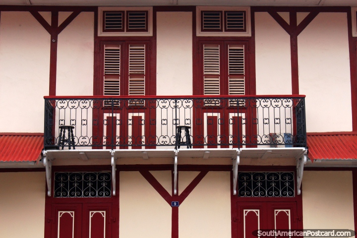 Fachada bonita, balco, combinando com janelas e portas, Cayenne, Guiana Francesa. (720x480px). As 3 Guianas, Amrica do Sul.
