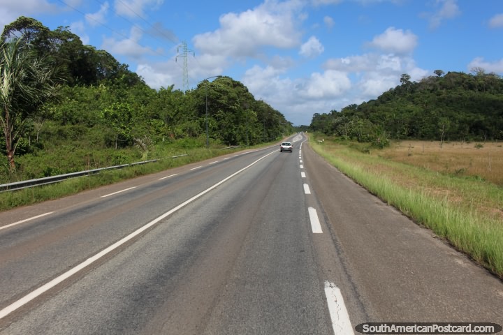 O tïtulo de estrada principal para o oeste entre Cayenne e Kourou, Guiana Francesa. (720x480px). As 3 Guianas, América do Sul.