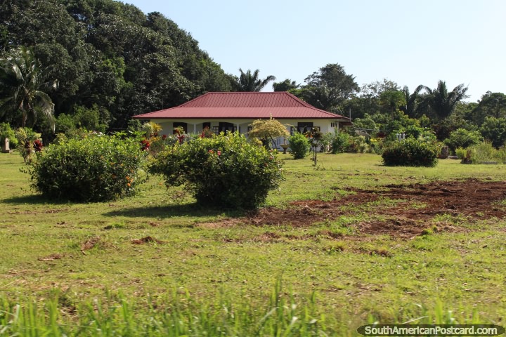Uma casa no païs entre Cayenne e Kourou em Guiana Francesa. (720x480px). As 3 Guianas, América do Sul.