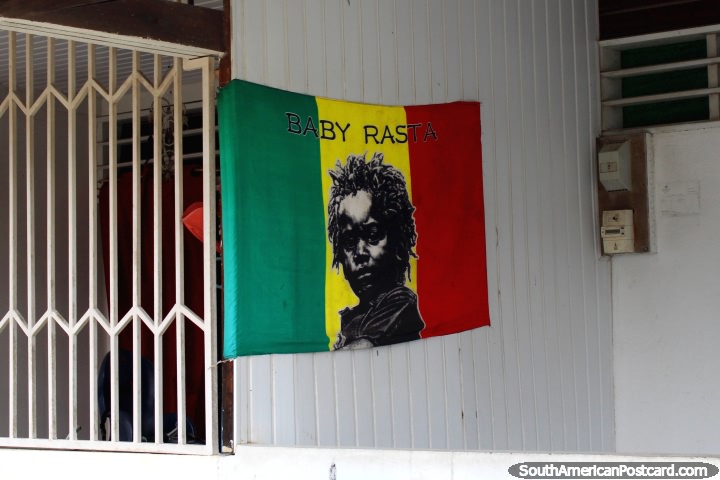 O beb Rasta, bandeira verde, amarela e vermelha do lado de fora de uma casa em Kourou em Guiana Francesa. (720x480px). As 3 Guianas, Amrica do Sul.