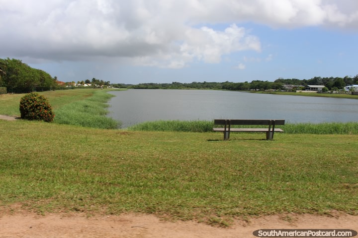 O lago em Kourou, Lac du Bois Chaudat, Guiana Francesa. (720x480px). As 3 Guianas, América do Sul.