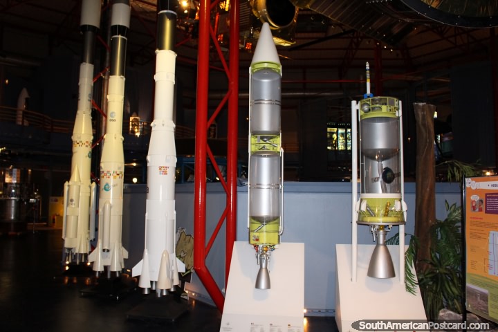 Pequenos foguetes em monitor dentro do museu de centro espacial de Kourou em Guiana Francesa. (720x480px). As 3 Guianas, América do Sul.