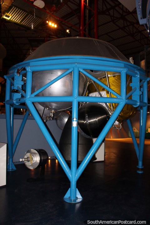 Uma nave espacial esquisita em monitor no museu de centro espacial de Kourou em Guiana Francesa. (480x720px). As 3 Guianas, Amrica do Sul.