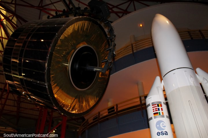 Rocket y el equipo en el museo en el centro espacial de Kourou en la Guayana Francesa. (720x480px). Las 3 Guayanas, Sudamerica.