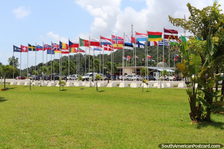 Banderas del mundo vuelan fuera del centro espacial de Kourou en la Guayana Francesa. (720x480px). Las 3 Guayanas, Sudamerica.