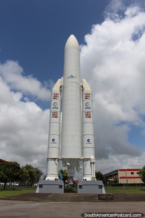 O foguete do lado de fora do centro espacial de Kourou em Guiana Francesa. (480x720px). As 3 Guianas, Amrica do Sul.