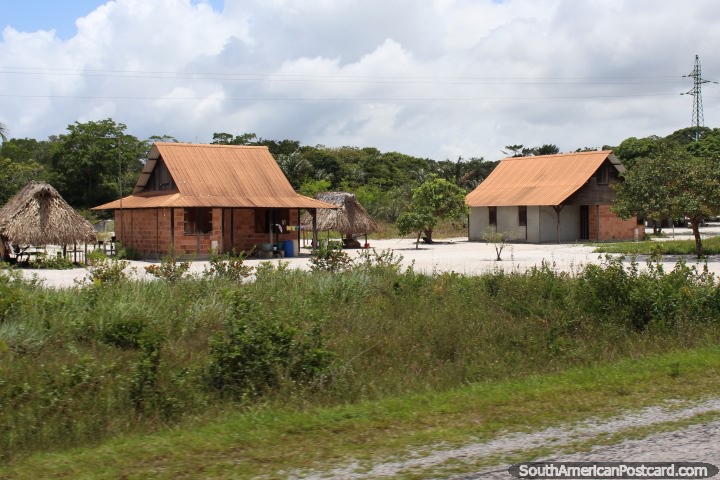 Casas entre Kourou e Saint Laurent du Maroni em Guiana Francesa. (720x480px). As 3 Guianas, América do Sul.