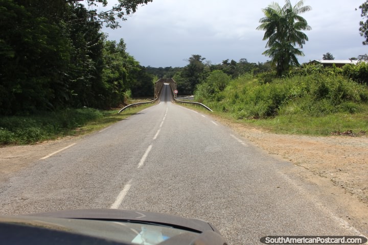 Uma ponte através de outro rio na viagem ao longo da costa de Guiana Francesa a Saint Laurent. (720x480px). As 3 Guianas, América do Sul.