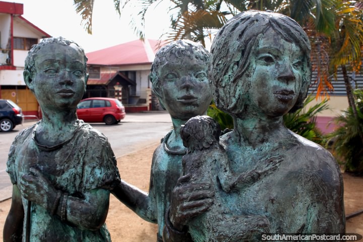 Bronce-obra de 3 hijos, uno con un mono, Saint Laurent du Maroni, Guayana Francesa. (720x480px). Las 3 Guayanas, Sudamerica.