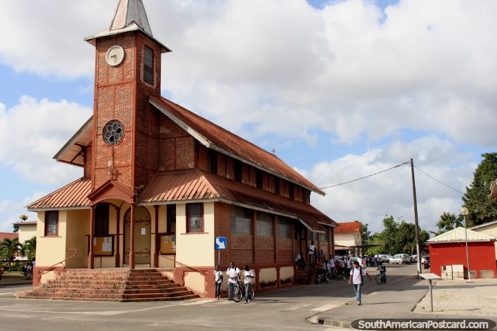 A igreja de tijolo construiu em 1858 em Saint Laurent du Maroni, Guiana Francesa. (720x480px). As 3 Guianas, América do Sul.